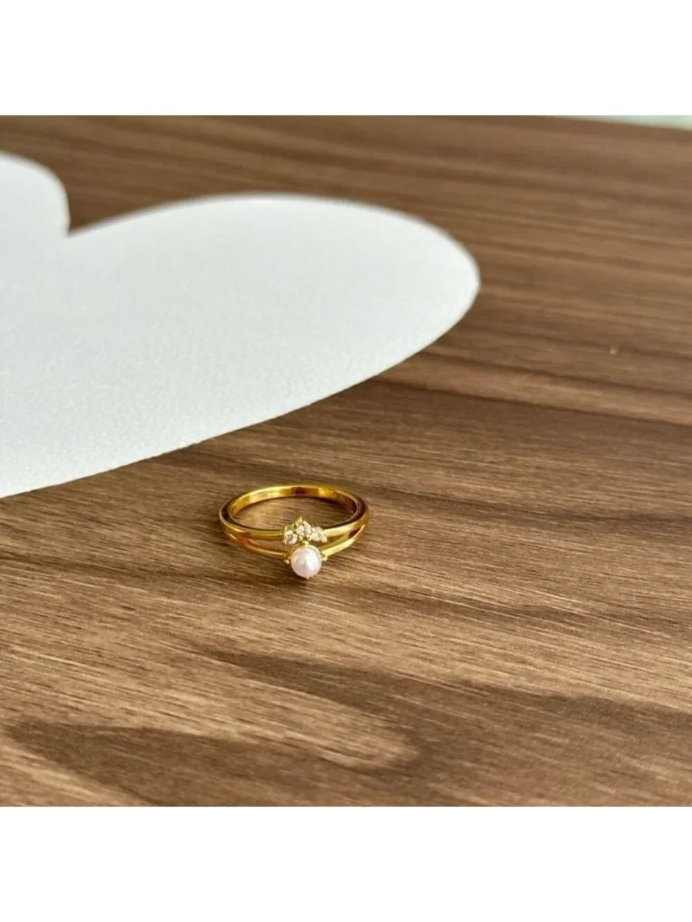 Dainty pearl ring Q22